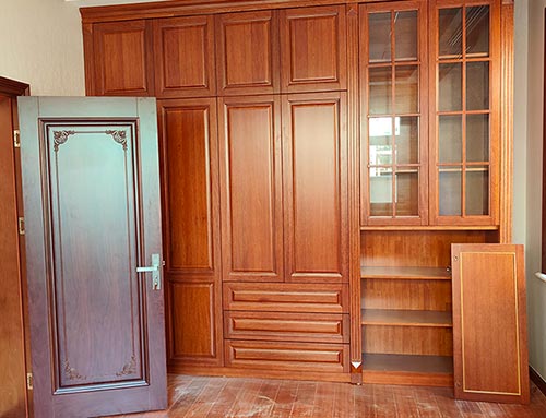 渝北中式家庭装修里定制的实木衣柜效果图
